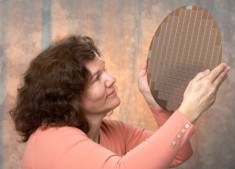 Debbie Hamm ogląda 300-milimetrowy plaster krzemowy© IBM